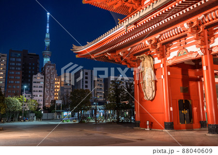 《東京都》夜の浅草寺・宝蔵門 88040609