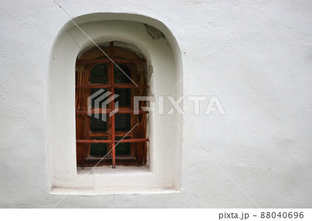 Window in a alcove. 88040696