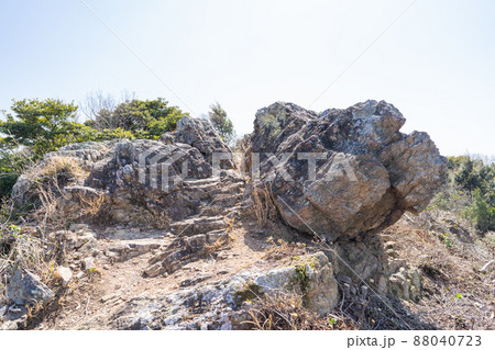 東山 松明峠 へ向かう登山道の岩 愛知県豊橋市 の写真素材