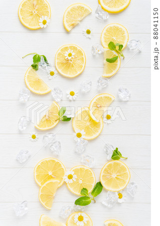 レモンと氷のかわいい背景 縦の写真素材