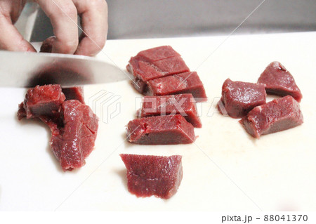 鹿ブロック肉(ジビエ)の調理場面 狩猟 サバイバルイメージ 鹿ブロック肉(ジビエ)の調理場面 狩猟 サバイバルイメージ 88041370