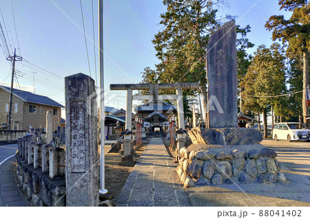 鬼鎮神社、西日が照らす鳥居と石碑【埼玉県嵐山町】 鬼鎮神社、西日が照らす鳥居と石碑【埼玉県嵐山町】 88041402
