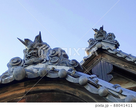 鬼鎮神社、唐破風の鬼瓦【埼玉県嵐山町】 鬼鎮神社、唐破風の鬼瓦【埼玉県嵐山町】 88041411