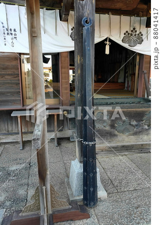 鬼鎮神社、鉄製の鬼の金棒が掛かる柱【埼玉県嵐山町】 88041417
