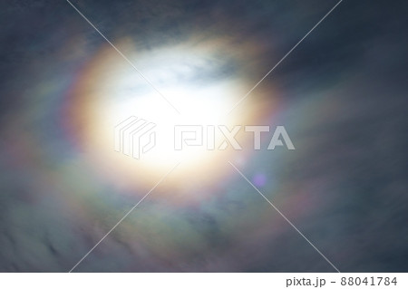 爽快な冬の青空と虹色の上層雲・220212pm 88041784