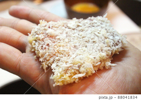 カツを作る途中の調理写真 カツを作る途中の調理写真 88041834