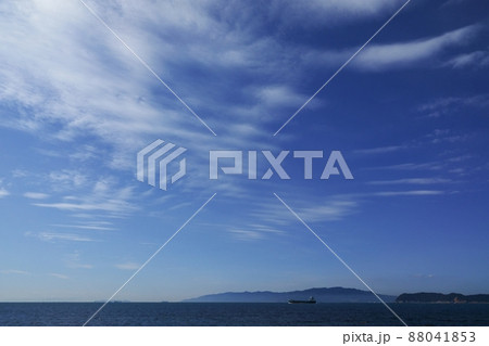 海岸から観た爽快な冬の青空と上層雲・220212pm 88041853