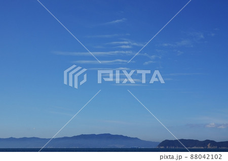 海岸から観た爽やかな冬の青空と上層雲・220212pm 海岸から観た爽やかな冬の青空と上層雲・220212pm 88042102