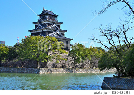 晴天の広島城「天守閣」 88042292