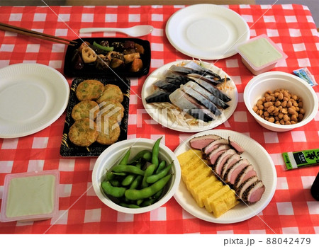 紙皿に並べたホテルでの夕食 88042479