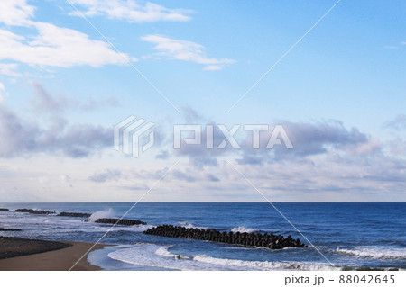 さわやかな青空と日本海の写真　　日本　アジア 88042645