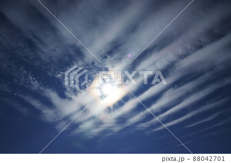 爽やかな冬の青空と交差する波状の絹雲・220212pm 爽やかな冬の青空と交差する波状の絹雲・220212pm 88042701