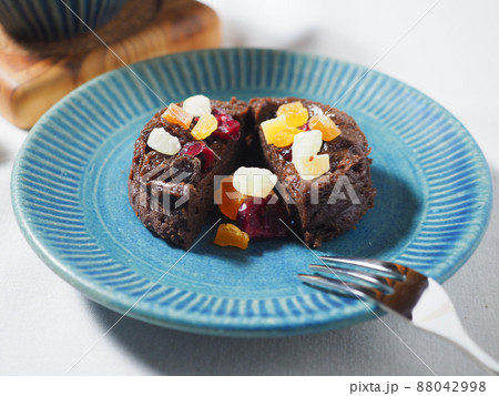 ドライフルーツをのせた手作りチョコケーキ ドライフルーツをのせた手作りチョコケーキ 88042998