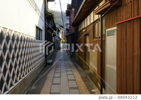 国の登録有形文化財・真鍋邸のある本浦集落の路地2　岡山県笠岡市真鍋島 88043212