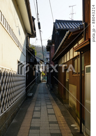 国の登録有形文化財・真鍋邸のある本浦集落の路地3　岡山県笠岡市真鍋島 88043214