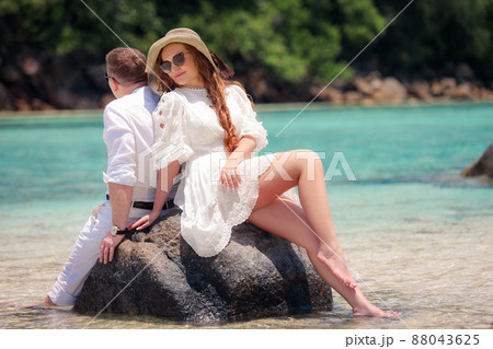 Romantic couple on the paradise tropical beaches of Seychelles 88043625