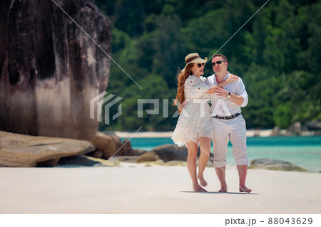 Romantic couple on the paradise tropical beaches of Seychelles 88043629