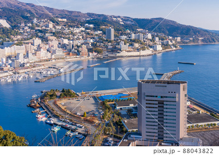 （静岡県）熱海・海沿いに林立するホテル街 88043822