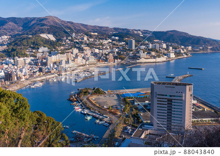 (静岡県)熱海・海沿いに林立するホテル街 (静岡県)熱海・海沿いに林立するホテル街 88043840