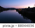 岐阜県　川辺町　新山川橋からの夕景 88044036