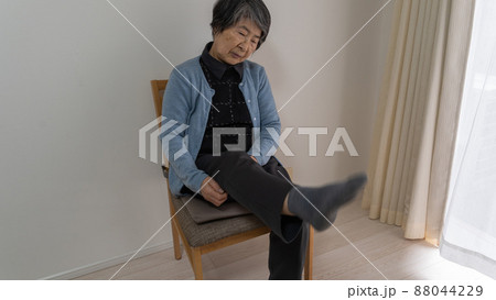 高齢者女性の運動 右足を振り上げる 高齢者女性の運動 右足を振り上げる 88044229