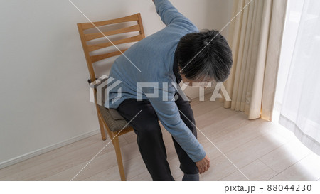 年老いた女性の運動 上半身の曲げ伸ばし 88044230