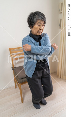 年輩の女性の健康法 立った状態で腕を曲げ伸ばし 年輩の女性の健康法 立った状態で腕を曲げ伸ばし 88044238