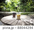 屋外の木製テーブルの上のあるミルクティーとコーヒー 88044294