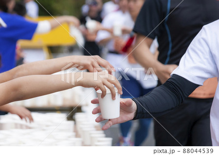 マラソン大会の給水所 88044539