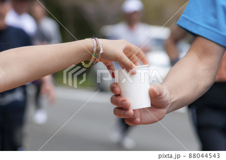 マラソン大会の給水所 88044543