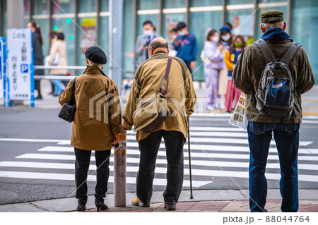 日本の東京都市景観 解除3日目（まん延防止）、東京8875人と再び増加…高齢化社会…＝24日、上野 88044764