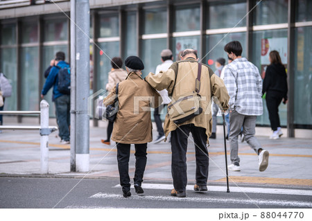 日本の東京都市景観 解除3日目（まん延防止）、東京8875人と再び増加…高齢化社会…＝24日、上野 88044770