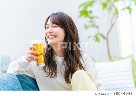 リビングでビールを飲む若い女性 88044943