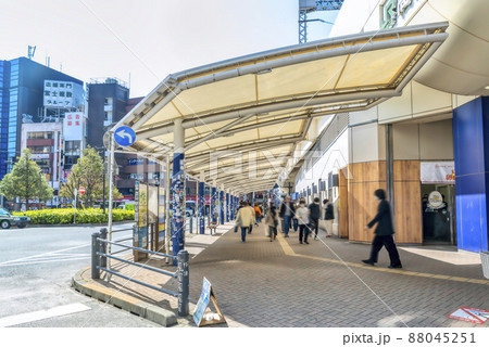 東京の都市風景　高円寺駅 88045251