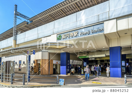 東京の都市風景　高円寺駅 88045252