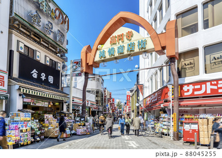 東京の都市風景　高円寺駅　純情商店街 88045255