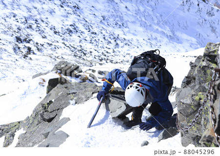西穂高岳独標を登る登山者 西穂高岳独標を登る登山者 88045296