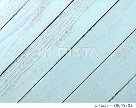 ペールブルーに塗った木目のある斜め板張りの横長の背景画像 88045503