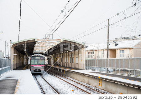 【小牧線】雪景色の味鋺駅に到着する電車 【小牧線】雪景色の味鋺駅に到着する電車 88045592
