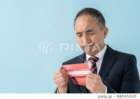 通帳を見て悩むビジネスマン 88045930