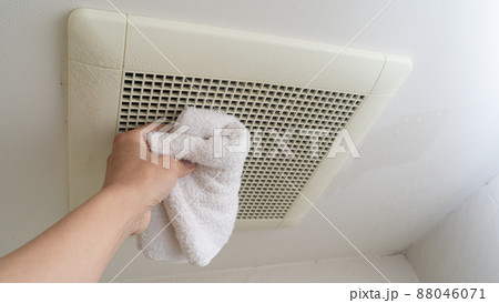 お風呂(ユニットバス)の換気扇カバーの掃除｜結露した水滴を除去 88046071