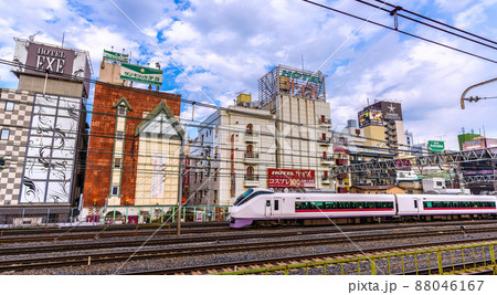 日本の東京都市景観 鶯谷駅前のホテル街などを望む(手前は通過する特急ひたち) 日本の東京都市景観 鶯谷駅前のホテル街などを望む(手前は通過する特急ひたち) 88046167