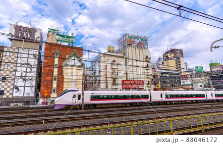 日本の東京都市景観 鶯谷駅前のホテル街などを望む(手前は通過する特急ひたち) 日本の東京都市景観 鶯谷駅前のホテル街などを望む(手前は通過する特急ひたち) 88046172