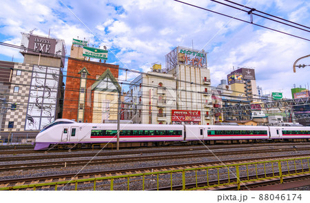 日本の東京都市景観 鶯谷駅前のホテル街などを望む(手前は通過する特急ひたち) 日本の東京都市景観 鶯谷駅前のホテル街などを望む(手前は通過する特急ひたち) 88046174