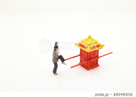 a mini figure with kung fu stand with chinese sedan chair 88046836
