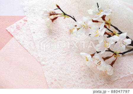ピンクの和紙背景の桜の枝 ピンクの和紙背景の桜の枝 88047797