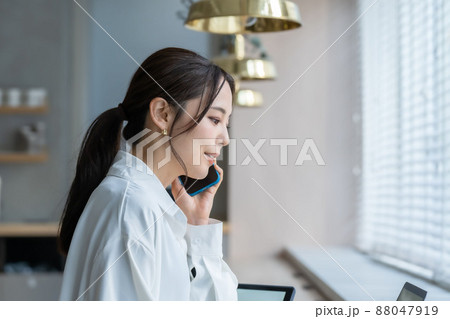 ビジネス 女性 ノマドワーカー スマホ ビジネス 女性 ノマドワーカー スマホ 88047919
