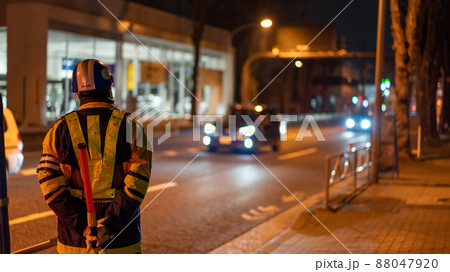 幹線道路を見守る警備員① 88047920