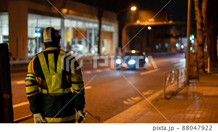 幹線道路を見守る警備員② 幹線道路を見守る警備員② 88047922