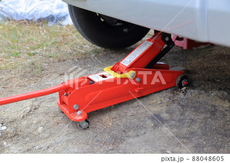自動車をジャッキで持ち上げる(ジャッキアップ 油圧式フロアジャッキ ジャッキスタンド) 自動車をジャッキで持ち上げる(ジャッキアップ 油圧式フロアジャッキ ジャッキスタンド) 88048605